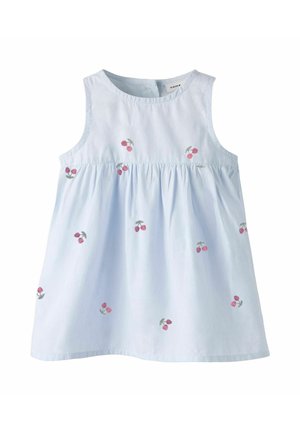 Vestido sin mangas para niña pequeña, de color azul claro, con cintura fruncida y pequeños bordados de cerezas rojas esparcidos por la tela.