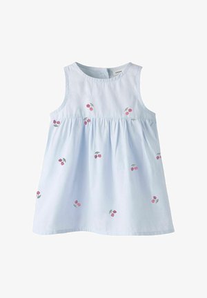 Rochie fără mâneci pentru copii de culoare albastră deschisă, cu talie plisată și mică broderie cu cireșe roșii împrăștiate pe material.