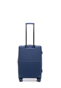 Tuhý námořnický kufr s vertikálními drážkami, sklopnou rukojetí a čtyřmi koly pro snadnou mobilitu. Disponuje odolným materiálem a strukturovaným designem.
