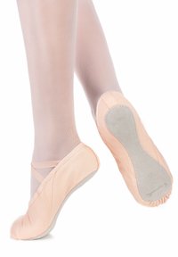 Helle rosa Ballettschuhe mit Kreuzriemen, weichem Obermaterial aus Stoff und Wildledersohle. Der Schuh verfügt über gerafftes Gummi an der Ferse für einen festen Sitz.