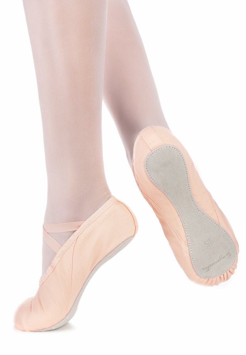 Helle rosa Ballettschuhe mit Kreuzriemen, weichem Obermaterial aus Stoff und Wildledersohle. Der Schuh verfügt über gerafftes Gummi an der Ferse für einen festen Sitz.