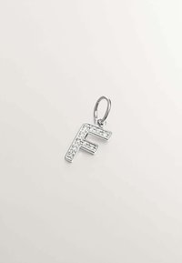 Charm de plata en forma de la letra "F", con una superficie adornada con strass y un pequeño lazo para su sujeción. Diseño geométrico simple.