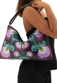 Borsa a mano in pelle nera con motivo floreale in tonalità di viola, rosso e verde. Presenta una forma curva e una tracolla singola.