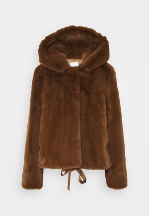 Veste à capuche en fausse fourrure marron avec manches longues et fermeture à cordon sur fond blanc uni.