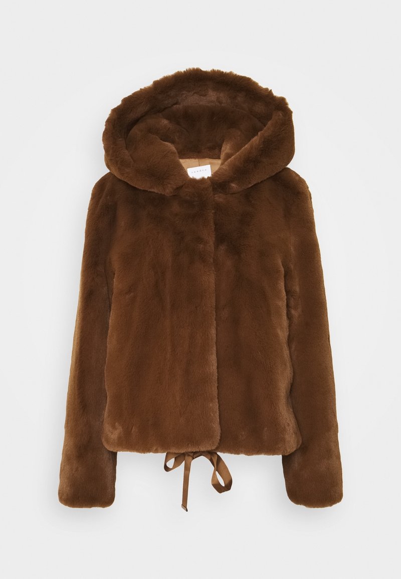 Veste à capuche en fausse fourrure marron avec manches longues et fermeture à cordon sur fond blanc uni.