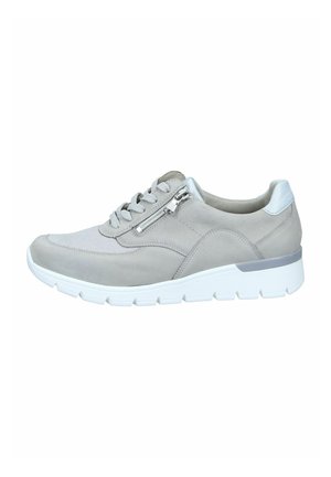 Lichtgrijze casual sneaker met witte zool, veters aan de voorkant, zijrits en gevoerde hielkraag.