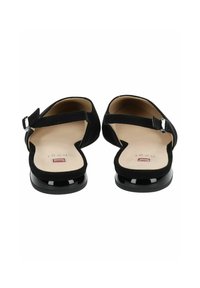 Scarpe in suede nero con suola piatta, apertura sul retro e cinturino regolabile con una fibbia in argento; interno morbido con un logo sottile.