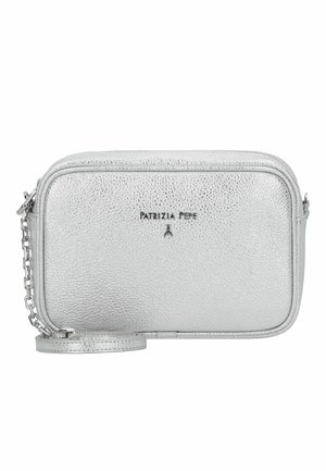 Borsa a tracolla con texture argento, tracolla a catena argentata, forma rettangolare e logo "Patrizia Pepe" al centro davanti.