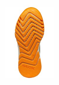 Suola di scarpa in gomma arancione con un motivo a zigzag, caratterizzata da scanalature testurizzate e fori di ventilazione. Marcata con "GEOX" e taglia "31."