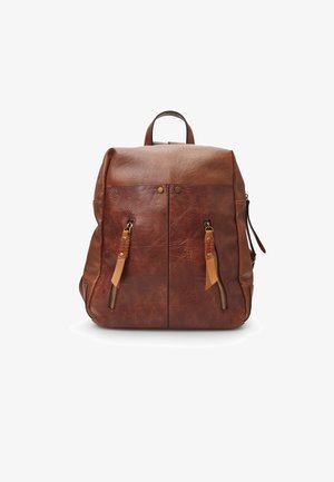 Zaino in pelle marrone con finitura testurizzata, due cerniere frontali e dettagli in pelle beige. Presenta una maniglia superiore e spallacci regolabili.