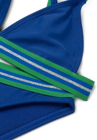 Kék bikini felsőrész, háromszög alakú kosarakkal, zöld és kék csíkos elasztikus pántokkal, ezüst dekorációkkal, sima textúrával és varrott varratokkal.