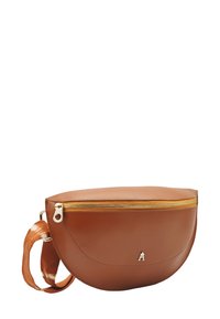 Sac bandoulière en cuir marron avec une forme incurvée, une fermeture éclair dorée et une sangle en tissu à motif. Comprend un détail de logo métallique.