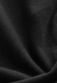 Tessuto nero con una texture liscia e un motivo a coste sottili, che presenta pieghe e increspature delicate in tutta la superficie.