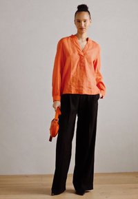 Marc O'Polo BLOUSE STAND UP COLLAR WITH V-NECK LONG SLEEVE - Tunika - fruity orange
