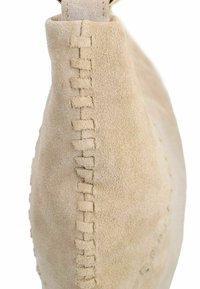 Borsa in suede beige con finitura texture, caratterizzata da cuciture dettagliate lungo la cucitura e una forma semplice e morbida.