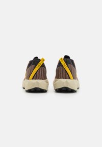 New Balance FUELCELL VENYM - Trail tekaški čevlji - infield clay