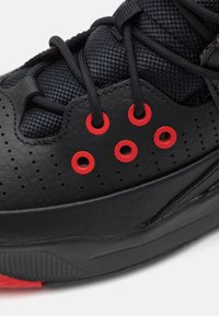 Jordan JORDAN MAX AURA 5 UNISEX - Basketsko - black/university red/black