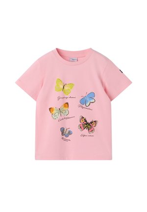 Roze T-shirt met korte mouwen, bedrukt met vijf kleurrijke vlinderillustraties met wetenschappelijke namen onder elke vlinder.