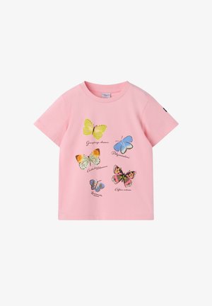 Rosa T-shirt med korte ærmer, der har fem farverige sommerfugleillustrationer med videnskabelige navne trykt under hver sommerfugl.