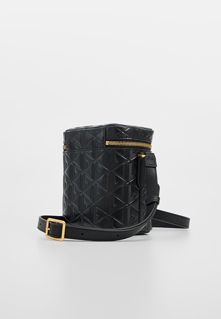 Sac seau en cuir noir avec motif géométrique en relief, quincaillerie dorée, fermeture éclair et bandoulière réglable. Forme cylindrique compacte.