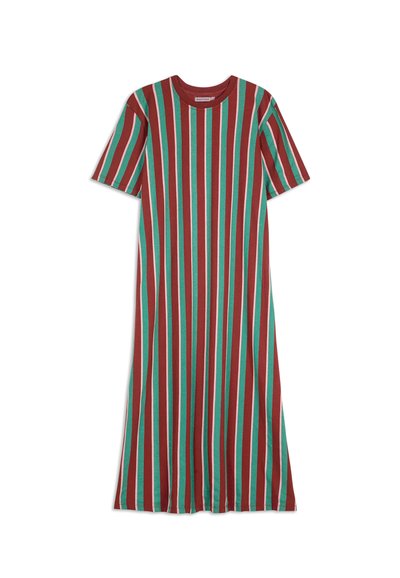 Kratký rukáv midi šaty s vertikálnymi červenými, zelenými a bielymi pruhmi, okrúhlym výstrihom a voľným strihom na bielom pozadí.