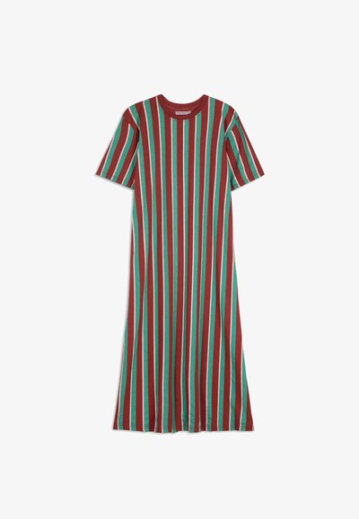 Kratký rukáv midi šaty s vertikálnymi červenými, zelenými a bielymi pruhmi, okrúhlym výstrihom a voľným strihom na bielom pozadí.