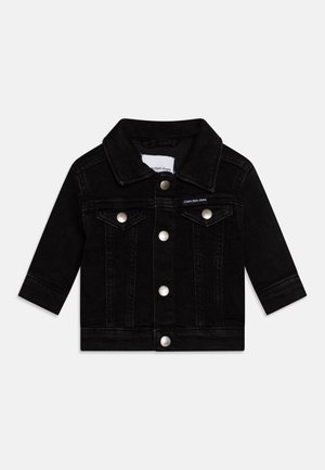 Giubbotto in denim nero con maniche lunghe, colletto, bottoni in metallo argento e due tasche sul petto. Presenta un design pulito e strutturato.