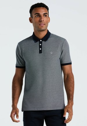 Polo shirt gris texturé avec un col marine et trois boutons, arborant un petit logo sur la poitrine et un liseré contrastant sur les manches.