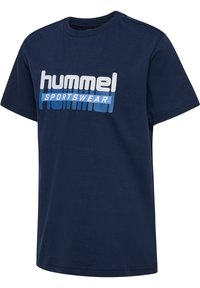 Navyblaue Baumwoll-T-Shirt mit einem auffälligen weißen und blauen "hummel SPORTSWEAR"-Logo auf der Vorderseite. Kurze Ärmel, Rundhalsausschnitt-Design.