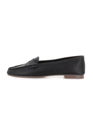 Mocasines de cuero negro con un acabado texturizado, un perfil bajo, costuras decorativas y un pequeño tacón. Diseño simple sin patrones visibles.