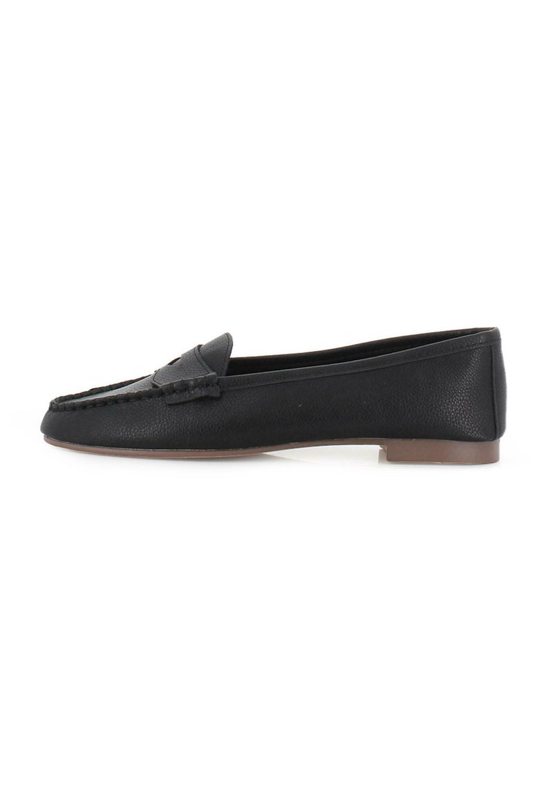 Mocasines de cuero negro con un acabado texturizado, un perfil bajo, costuras decorativas y un pequeño tacón. Diseño simple sin patrones visibles.