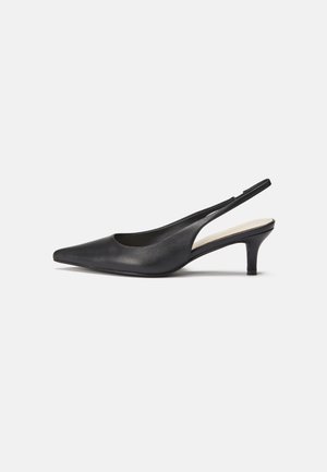 Černé kožené lodičky na podpatku s špičatou špičkou, nízkým podpatkem a otevřenými stranami pro prodyšnost a styl. Hladká textura s minimálními akcenty.
