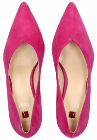 Tacchi alti in suede fucsia con punta affusolata, lati intagliati e una finitura testurizzata. Presentano un accento quadrato rosso sulla suola.