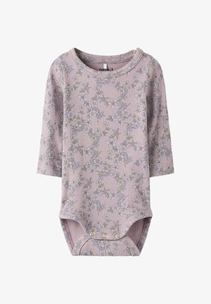 Babybody met lange mouwen en geribbelde stof in zacht mauve, voorzien van een klein wit en blauw bloemenpatroon en drukknoopsluiting aan de onderkant.