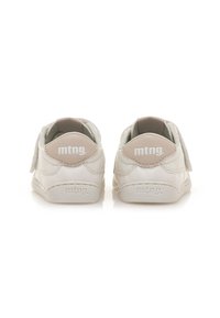 Sneaker bianche con una superficie in pelle liscia, dotate di suola piatta e una fascia in velcro. Il logo "mtng." è presente sul tallone e sulla linguetta.