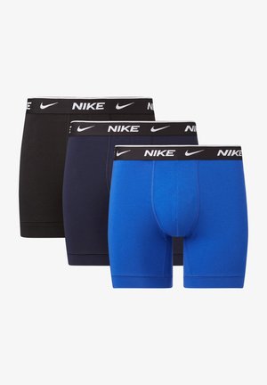 Tri parova Nike bokserica u crnoj, tamnoplavoj i plavoj boji. Materijal od mješavine pamuka, elastična pojas s Nike logotipom i dizajn do sredine bedara.