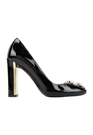 Escarpin en cuir verni noir à talon haut avec un talon bloc métallique doré et deux clous décoratifs dorés sur le bout.