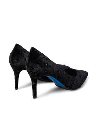 Scarpe nere in velluto con tacchi alti e punte affusolate, decorate con paillettes nere, dotate di solette blu e tacchi sottili.