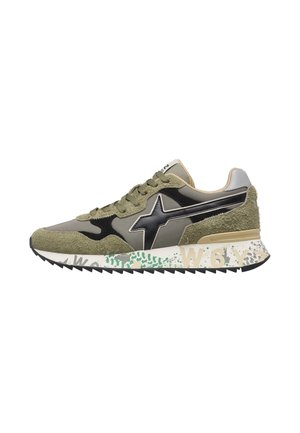 Sneaker basse verde e nero con texture in suede e mesh, suola in gomma a zigzag e testo grafico sulla suola intermedia.