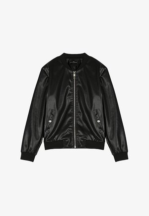 Sort bomberjakke lavet af glinsende syntetisk materiale med lynlås foran, ribbede manchetter og sidelommer med sølvfarvede knapdetaljer.