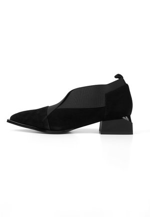 Pumps - patent black