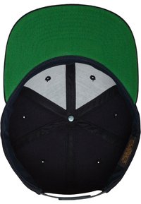 Casquette noire avec une visière verte. L'intérieur présente une doublure grise et un bandeau anti-transpiration noir. Cinq trous de ventilation sont visibles, et un logo est présent.