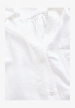 Hvid button-up skjorte med en struktureret stof, der har en fuld stolpe, samlet halsudskæring og en lille brystlomme.