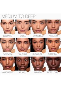 Douze teintes de peau moyennes à foncées sur des visages féminins, étiquetées avec les noms des nuances et des échantillons de fond de teint correspondants sur fond blanc.