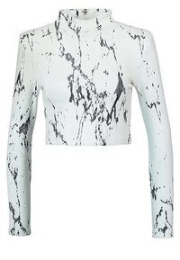 Weißes Cropped-Top mit langen Ärmeln, aus strukturiertem Stoff und mit schwarzem Marmor-Muster. Hoher Halsfena, mit einem Reißverschluss-Detail auf der Rückseite.