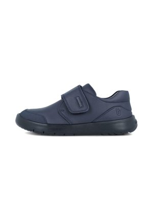 Calzado azul marino con parte superior sintética suave, diseño de punta redondeada y correa de Velcro ajustable. Presenta una suela de goma texturizada.