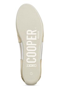 Sole di sneaker color crema con grip testurizzato, con il marchio "COOPER" impresso in bianco. Taglia contrassegnata come 38.