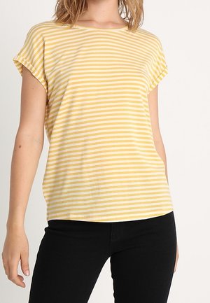 T-shirt à manches courtes jaune et blanc à rayures, avec un col rond et une coupe décontractée, fabriqué à partir d'un tissu doux. Associé à un pantalon noir.