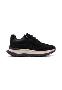 Scarpe sportive in suede e pelle nere con una suola spessa e texture, caratterizzate da un design arrotondato e un tacco rinforzato.