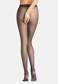 Czarne przezroczyste rajstopy prezentowane na nogach modelki, charakteryzujące się gładką fakturą i wysokim paskiem. Brak wzorów i widocznych elementów metalowych.